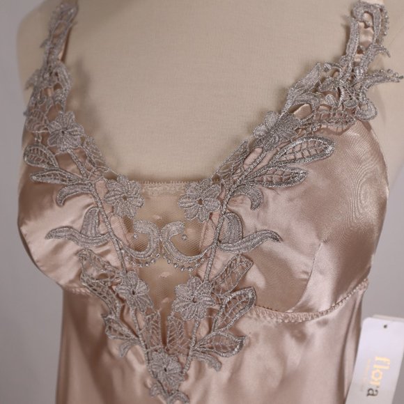 ❄ NWT Flora Nikrooz Taupe Silver Satin Lace Bridal Nightgown Lingerie Negligee S - Picture 8 of 12